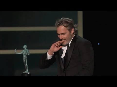 Joaquin Phoenix thanks Heath I&#039;m standing here on the shoulders of my favorit actor Heath Ledger SAG